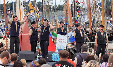 Hooks and Crookes on stage in Paimpol